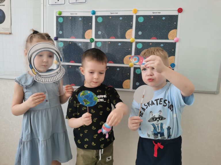 Дети с космическими поделками на занятии английского языка «My Friend» в нейросаду «Сказка»