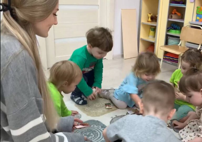Педагог-психолог проводит занятие с малышами в нейросаду «Сказка»